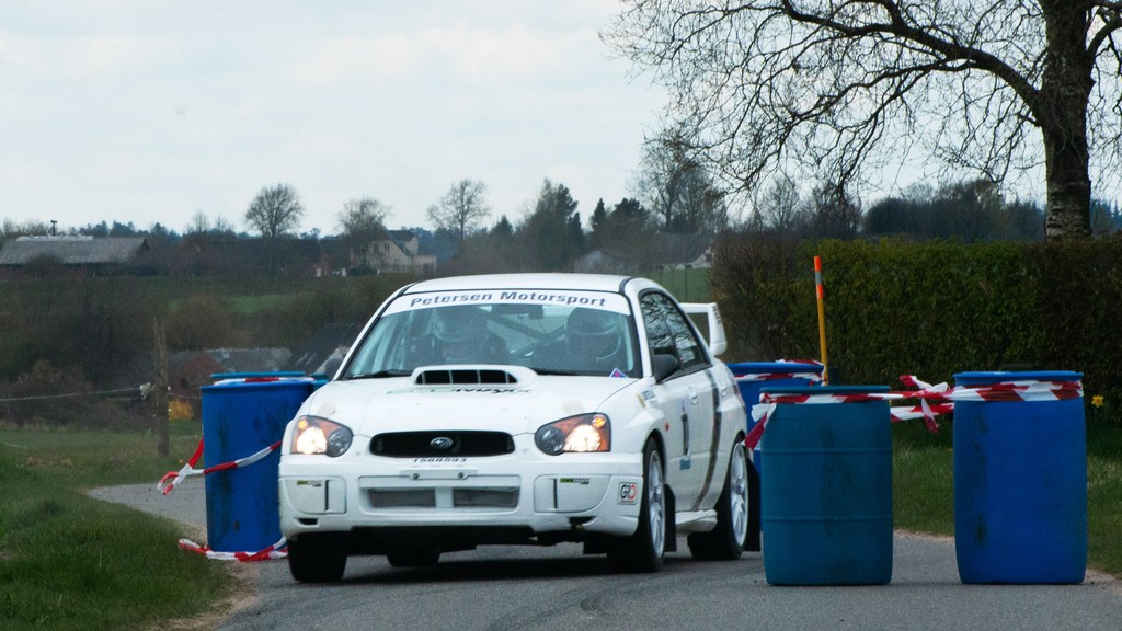 Den lokale kører, Tom Lindstrøm, Østbirk med Steen Kjær Larsen i co-driversædet kommer her fint igennem en chikane i Yding Rally 2022
(Foto: Viggo Johansen, rallypics.dk)